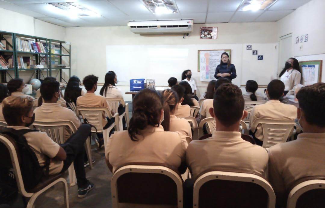 Estudiantes en el conversatorio sobre cómo prevenir la violencia
